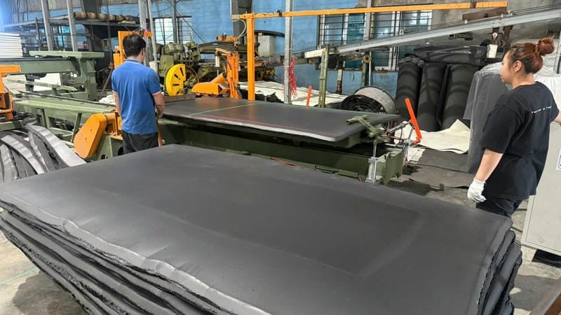 Tấm EVA công nghiệp xuất hiện nhiều trong giày dép, thảm sàn, bao bì chống sốc